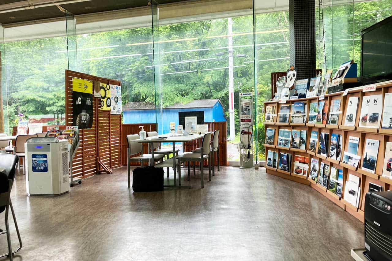 店内、車のカタログ